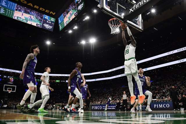 体育平台-爆大冷！东部第二轰然倒下：全场鸦雀无声，黑马三人组轰56分