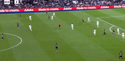 吕迪格庆祝居莱尔进球时拍打皮塔奇头部，导致小将身体一晃