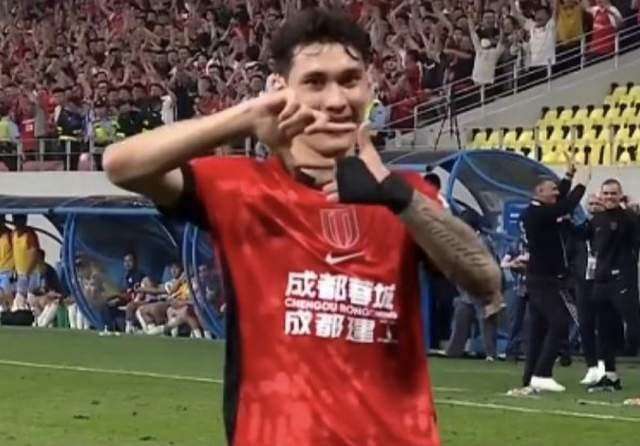 乐鱼官网-成都蓉城豪取8连胜，进攻防守全中超第一：至少8人可进国足！